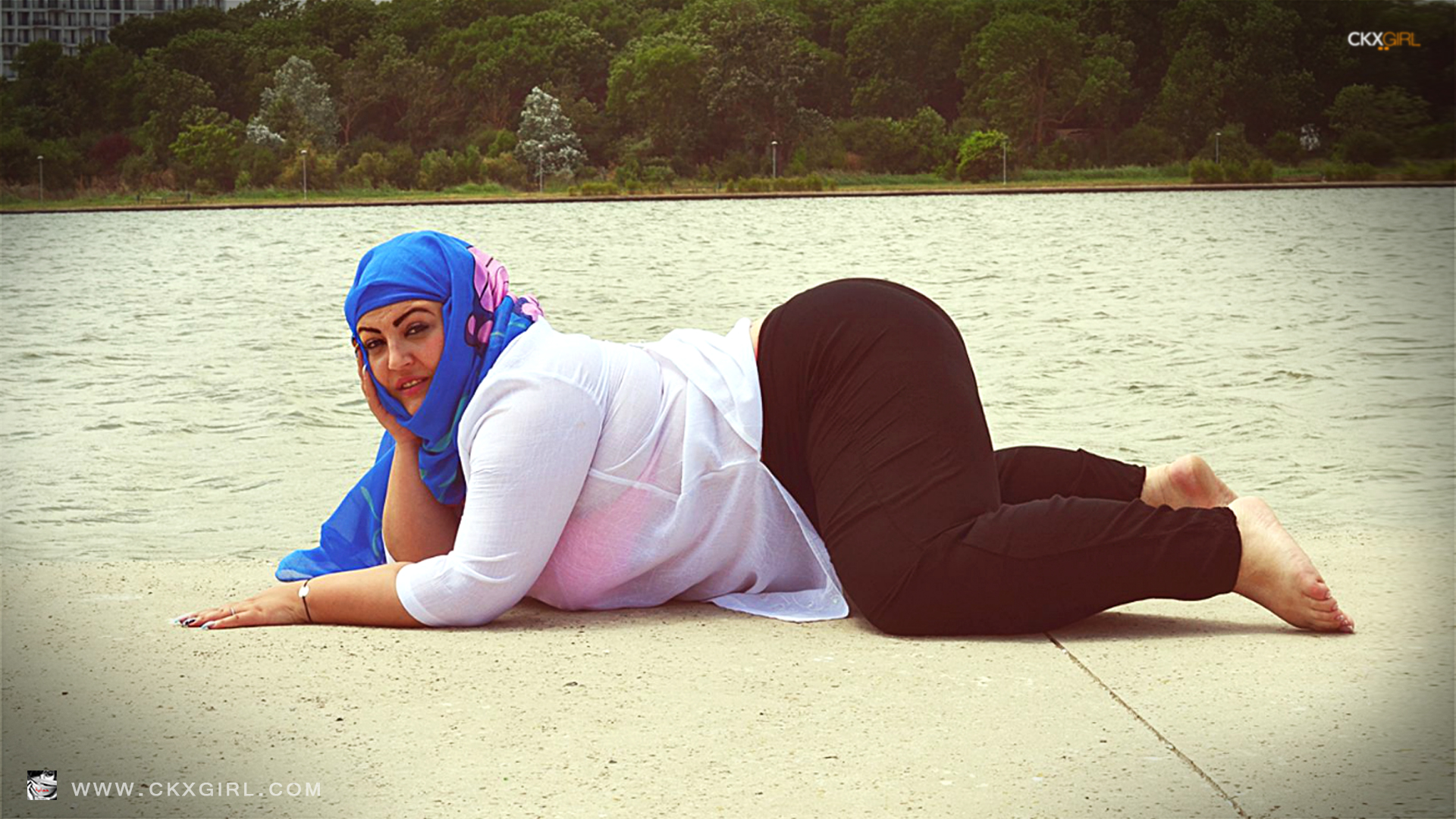 Толстая арабка с огромной попой в любительском видео расхаживает дома голой